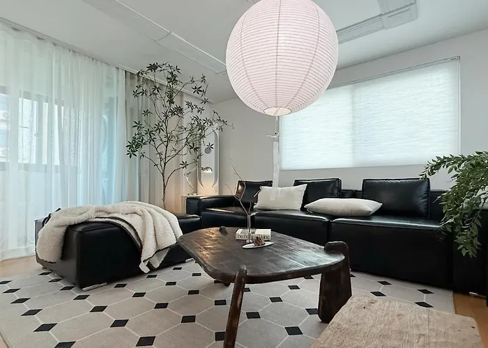 Large 3br Near Mangwon Market For 8 Guests