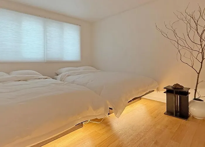 Large 3br Near Mangwon Market For 8 Guests